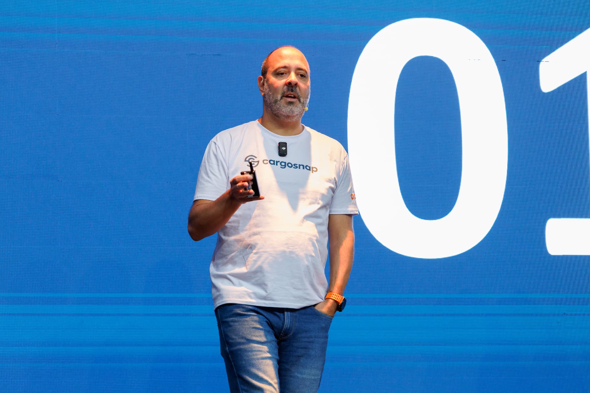 Daniel Maul Lins no palco durante palestra sobre logística